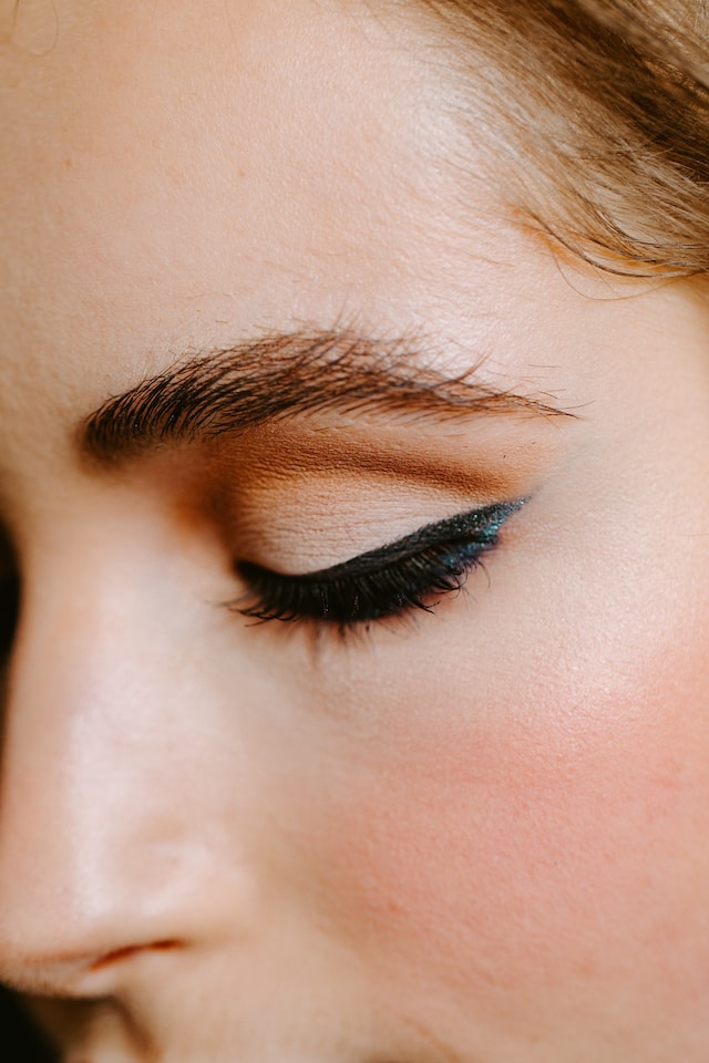 Mastering the Winged Eyeliner Look: A Step-by-Step Tutorial